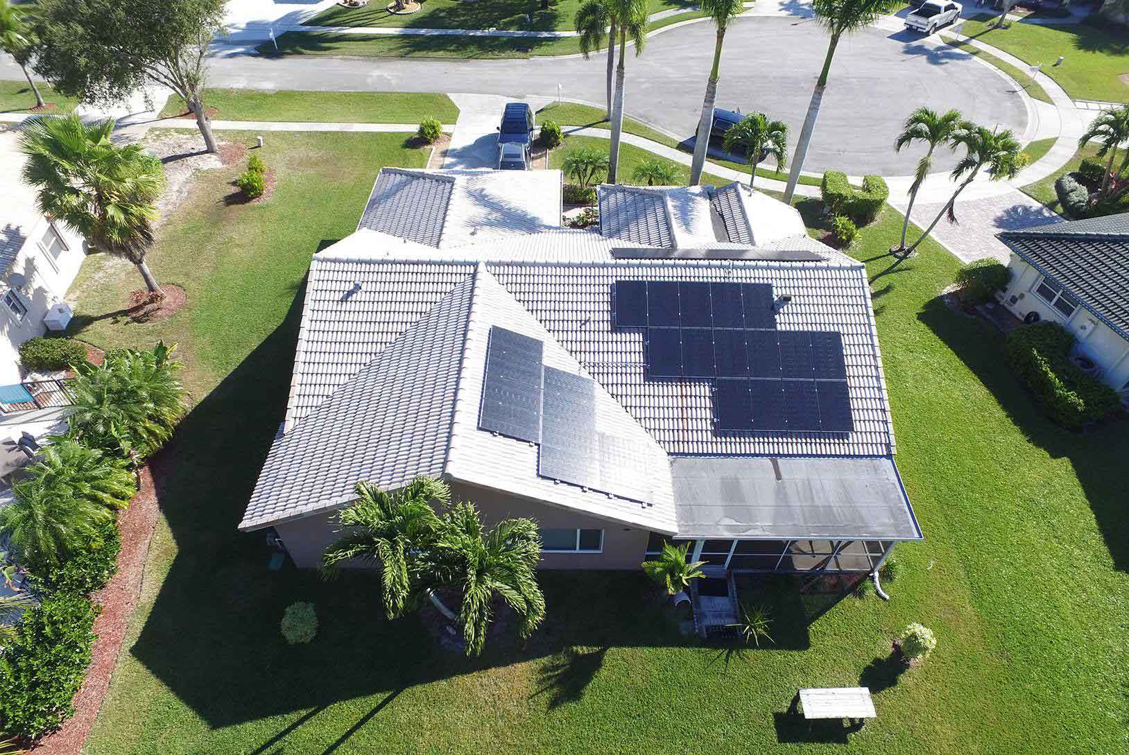 Os painéis solares arruinam seu teto?